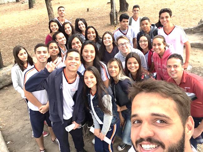 A selfie do analista de educação da Diretoria de Juventude da SEE, Tiago Vieira, com representantes da Escola Estadual Helena Guerra, em Contagem, no ano passado. Foto: Tiago Vieira (SEE/MG)